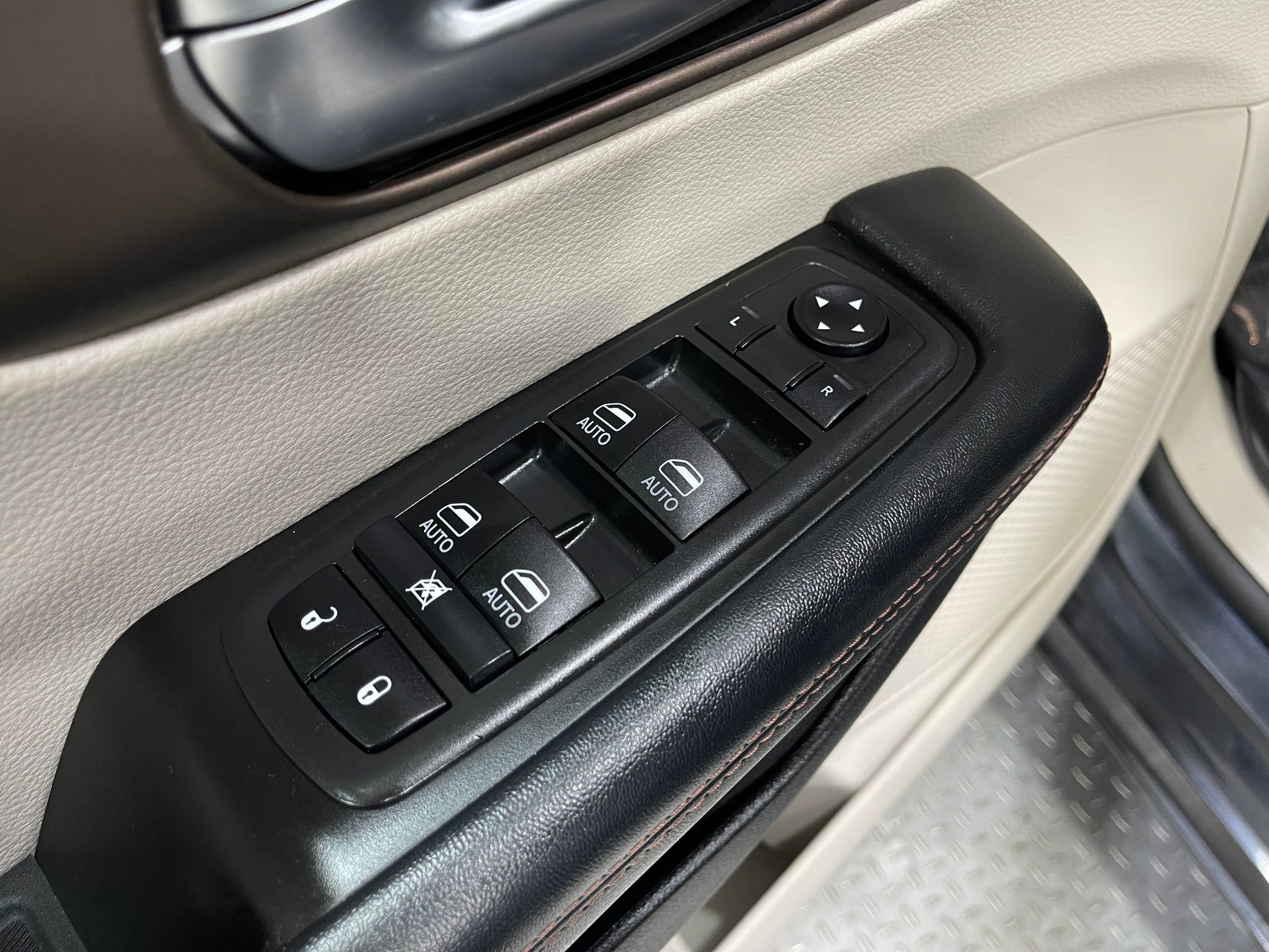 Used 2019 Chrysler Pacifica Touring-L Plus w/ Advanced Safetytec Group FWD image 16