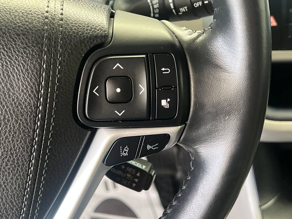 Used 2018 Toyota Highlander XLE AWD/4WD image 23