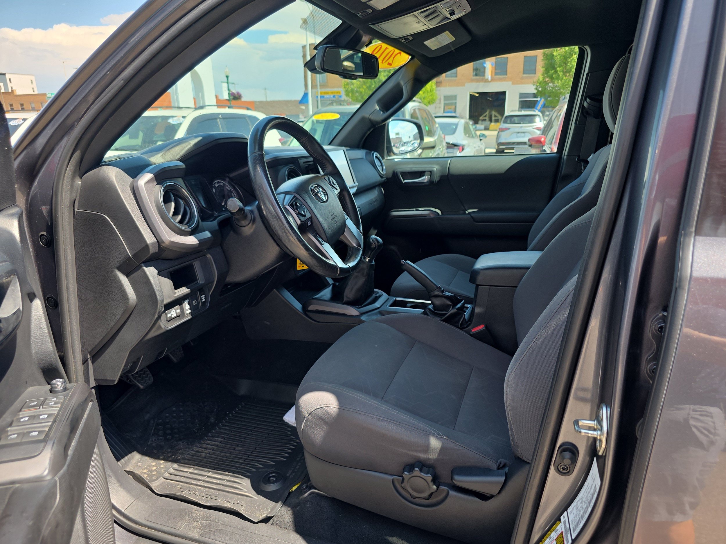 Used 2019 Toyota Tacoma TRD Off-Road w/ Technology Package AWD/4WD image 2
