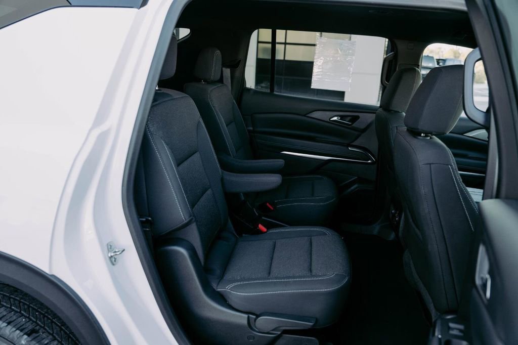 Used 2025 Chevrolet Traverse LT image 13