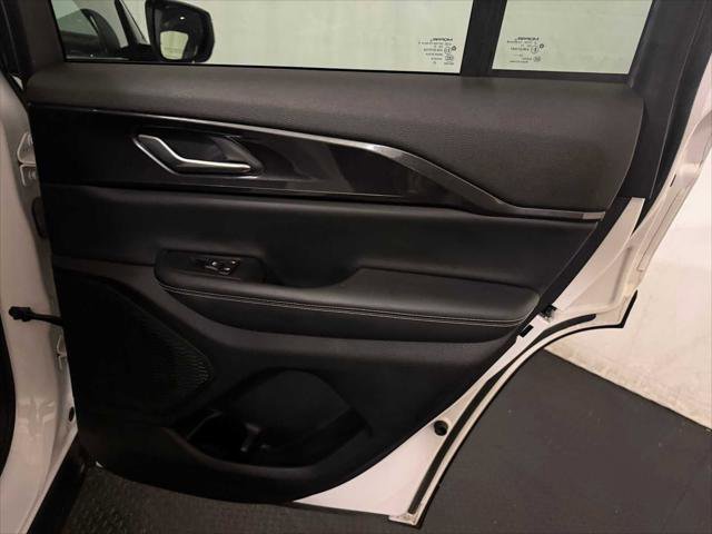 Certified 2023 Jeep Grand Cherokee Laredo w/ Luxury Tech Group I AWD/4WD image 26