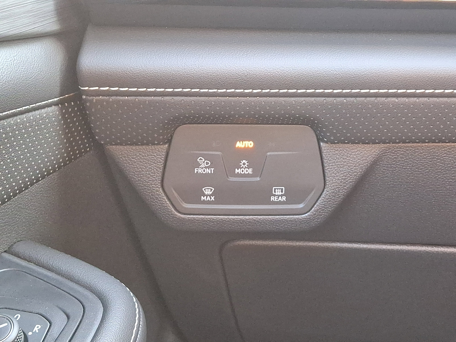 Certified 2025 Volkswagen Atlas Cross Sport SE w/ Panoramic Sunroof Package image 22