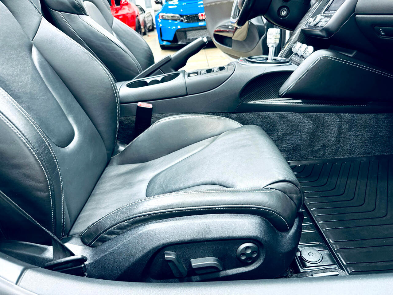 Used 2012 Audi R8 V10 w/ Enhanced Leather Pkg image 29