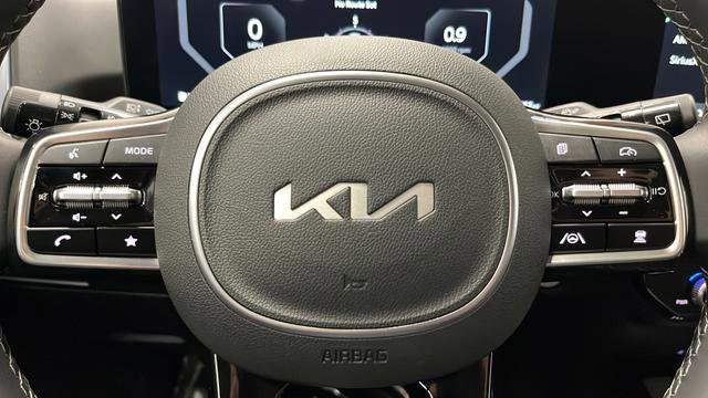 Used 2025 Kia Sorento SX AWD/4WD image 16