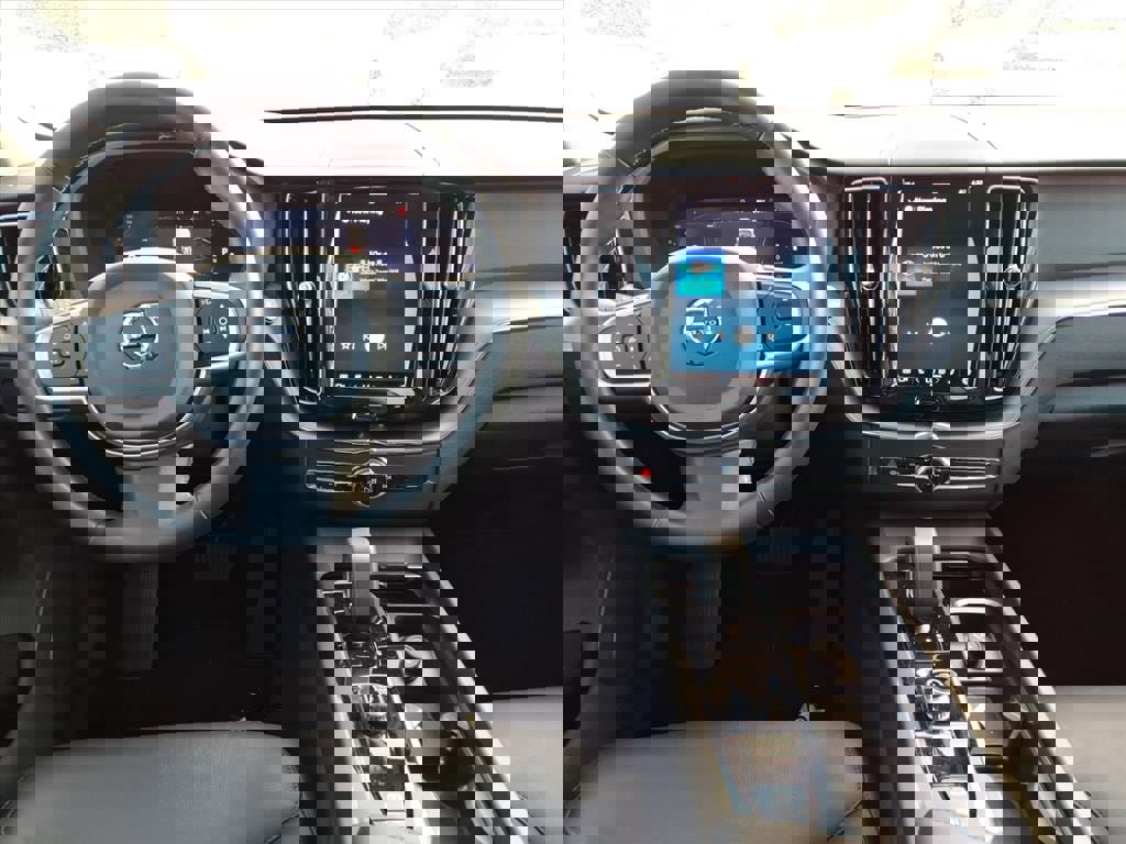 Certified 2025 Volvo XC60 B5 Core image 13