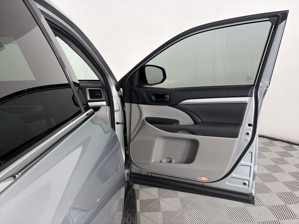Used 2017 Toyota Highlander LE FWD image 28