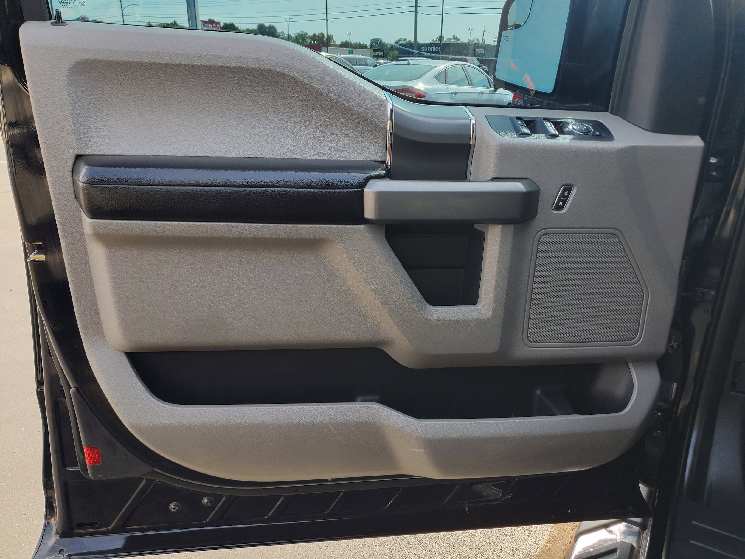 Used 2017 Ford F150 XLT w/ Equipment Group 302A Luxury AWD/4WD image 11