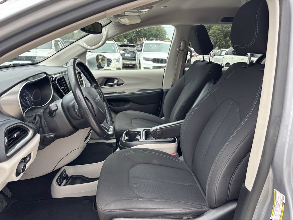 Used 2021 Chrysler Pacifica Touring w/ Cold Weather Group FWD image 11