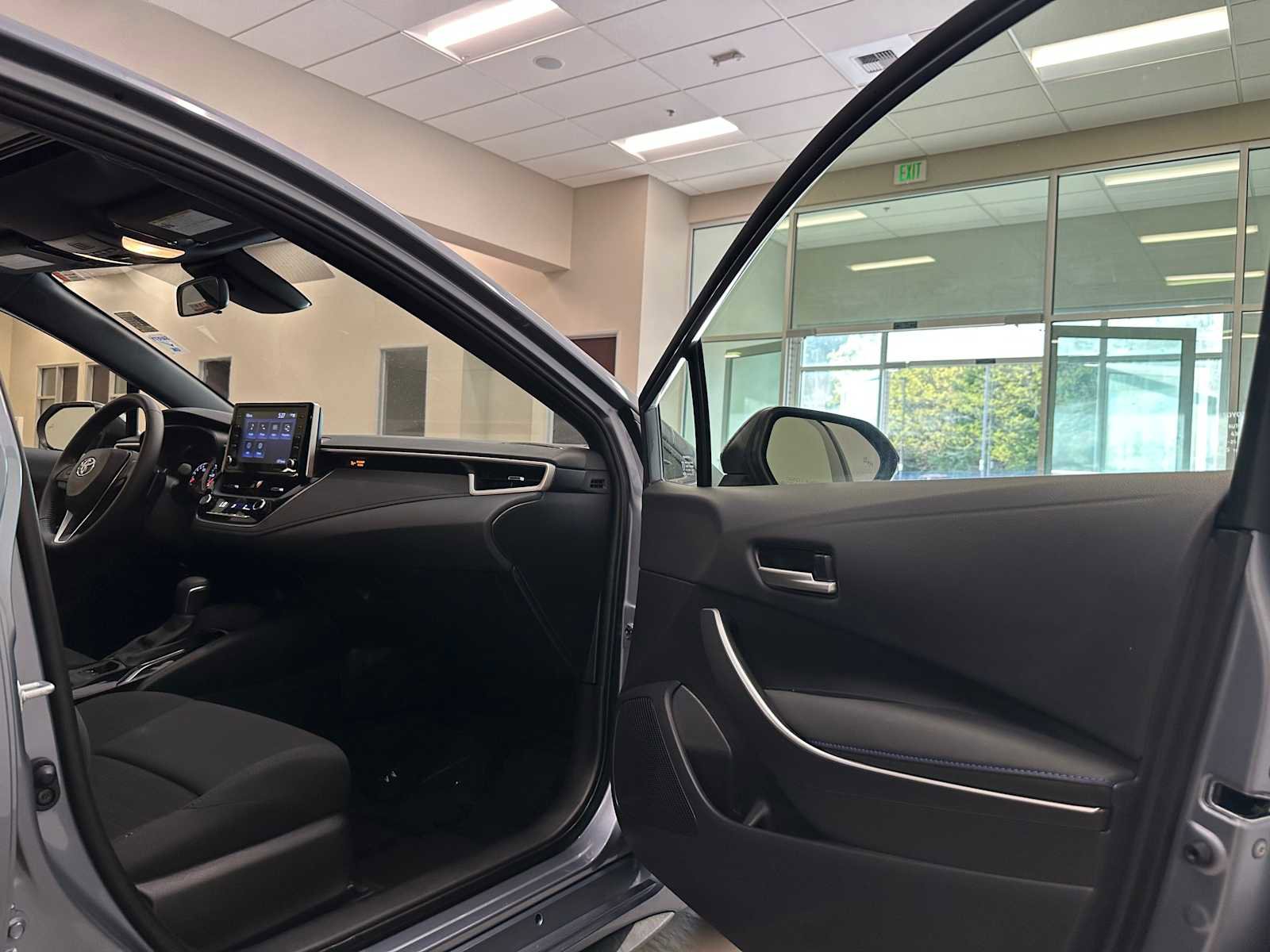 Used 2021 Toyota Corolla SE w/ SE Premium Package FWD image 29