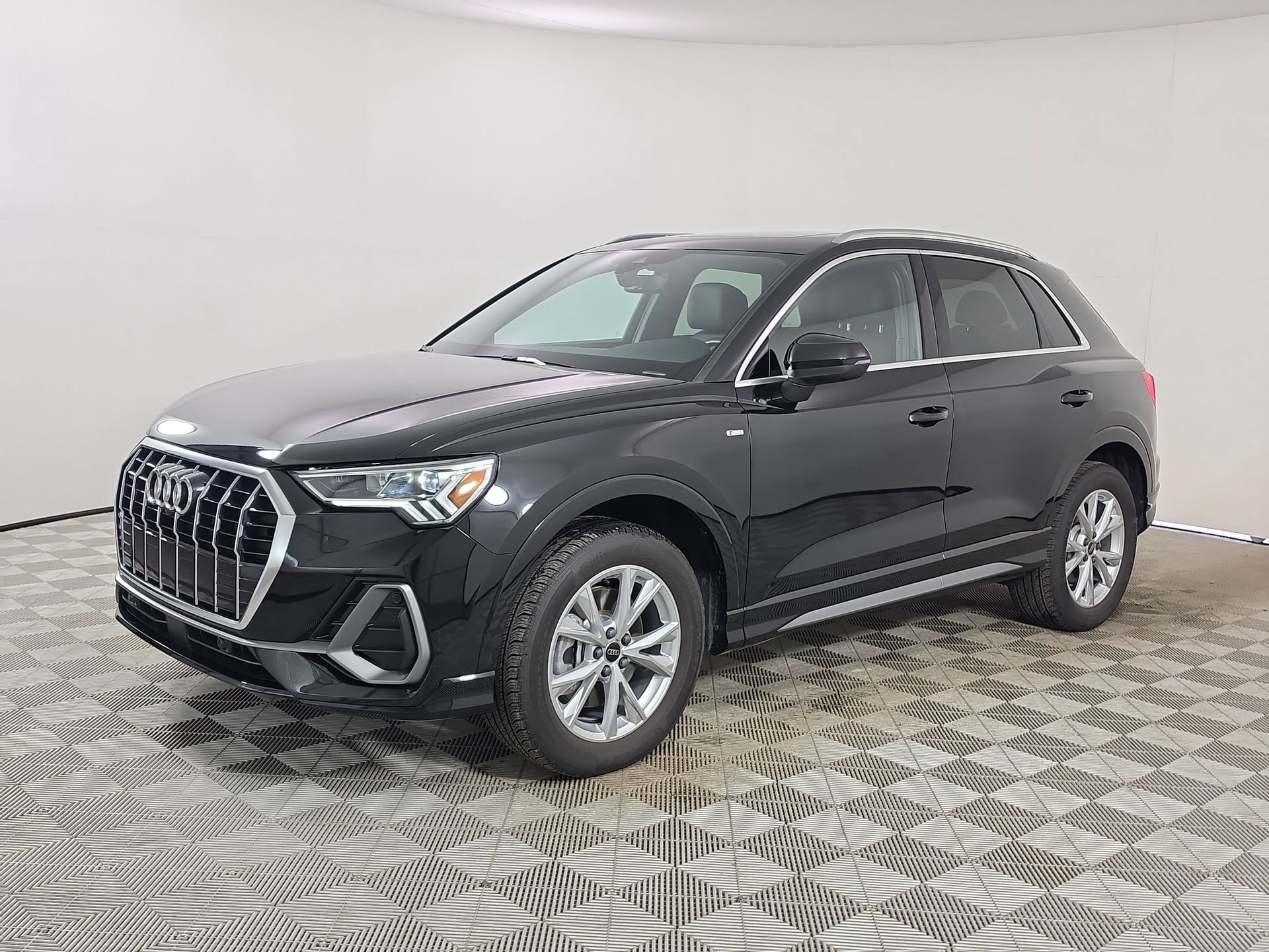 Certified 2025 Audi Q3 2.0T Premium Plus w/ Premium Plus Package AWD/4WD image 3