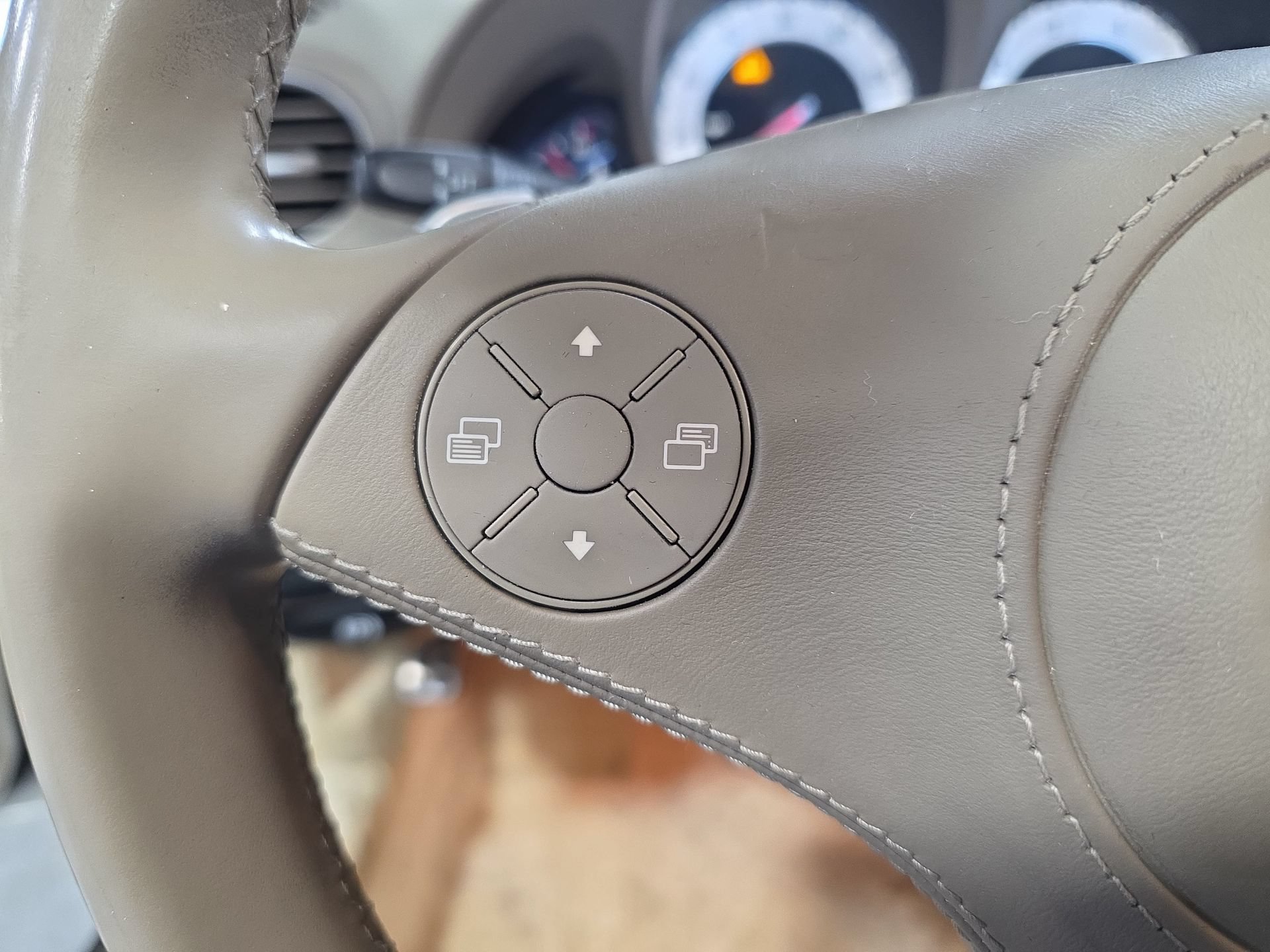 Used 2011 Mercedes-Benz SL 550 image 17
