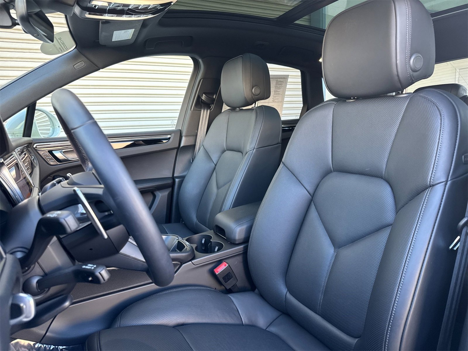 Used 2025 Porsche Macan image 5