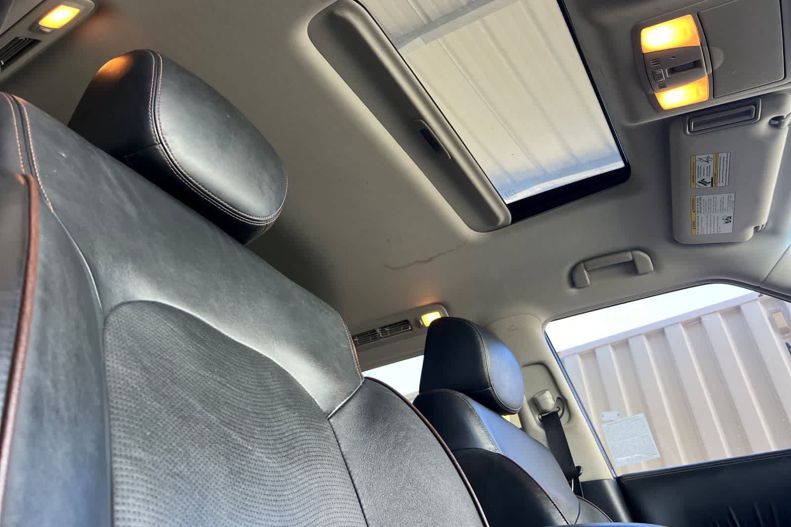 Used 2017 Nissan Armada Platinum w/ Interior Lighting Package RWD image 18