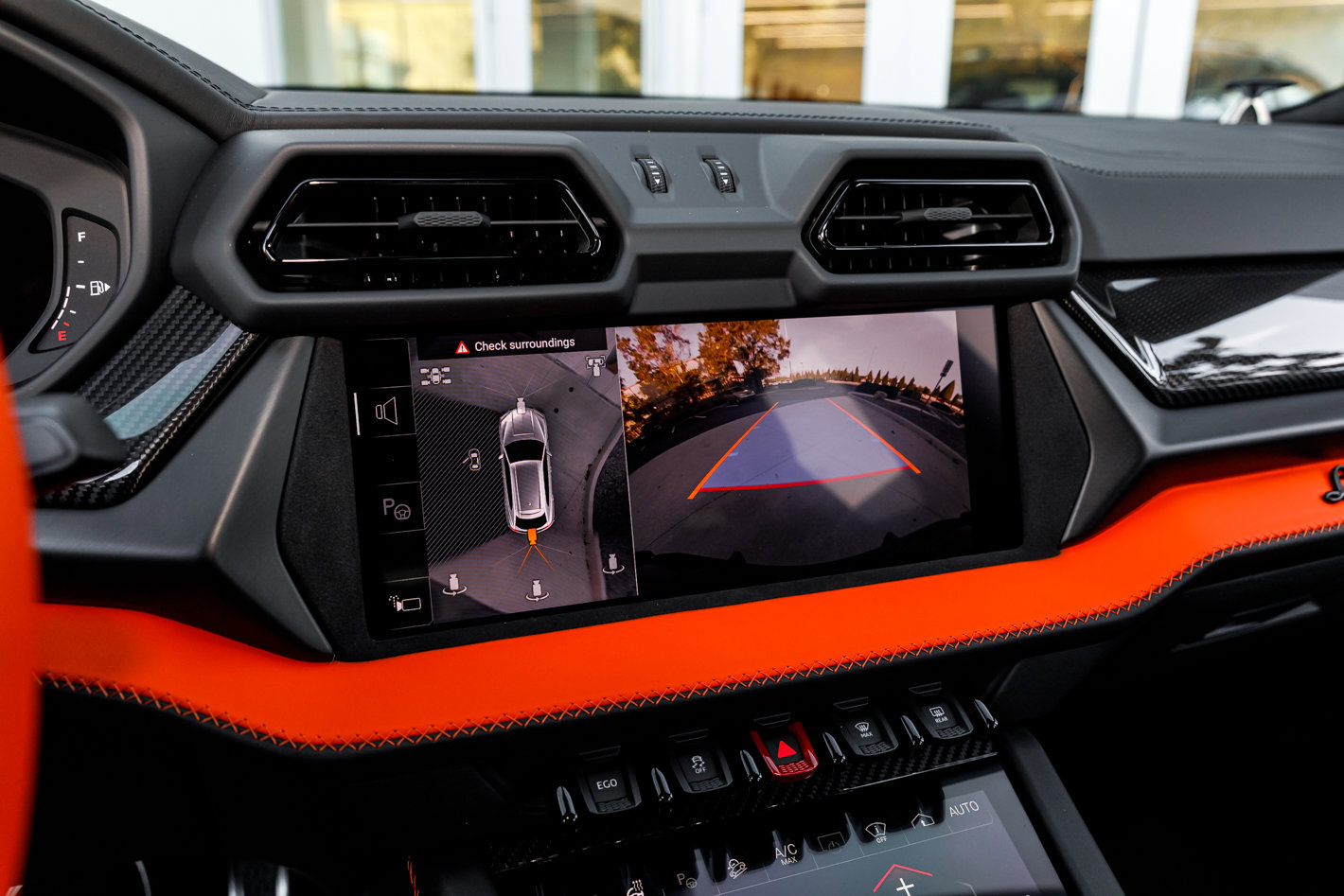 Used 2025 Lamborghini Urus SE image 40