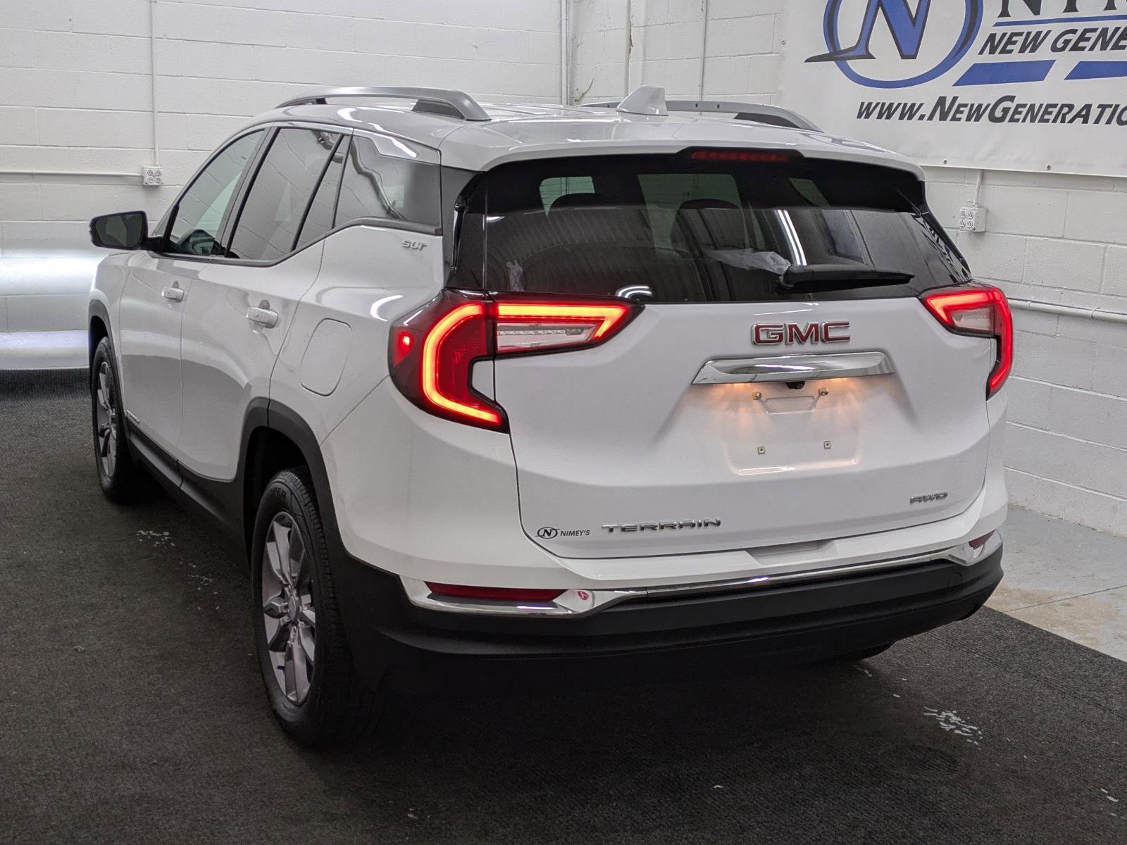 Used 2024 GMC Terrain SLT image 17