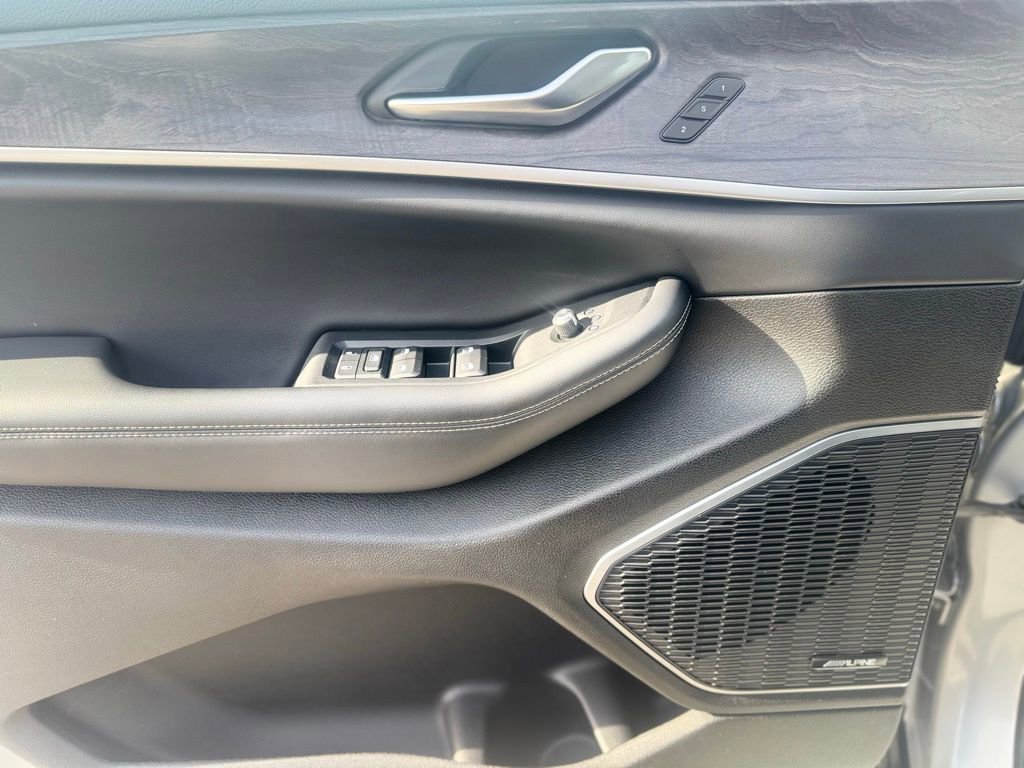 Used 2023 Jeep Grand Cherokee 4WD 4xe image 17