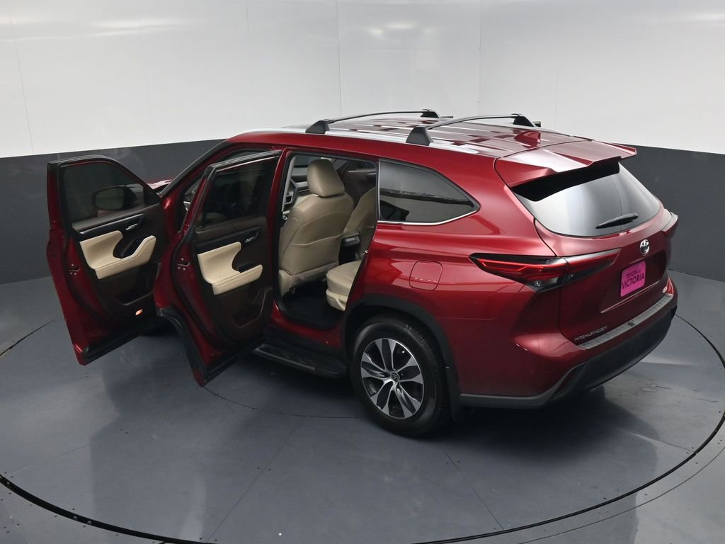 Used 2022 Toyota Highlander XLE FWD image 20