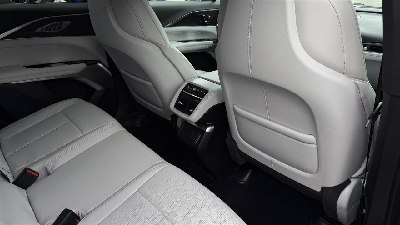 Used 2024 Cadillac Lyriq Sport RWD image 38