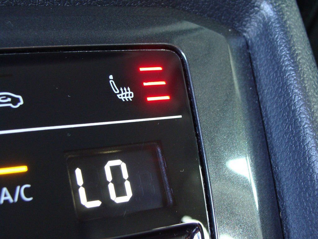 Used 2023 Volkswagen Tiguan SE image 25