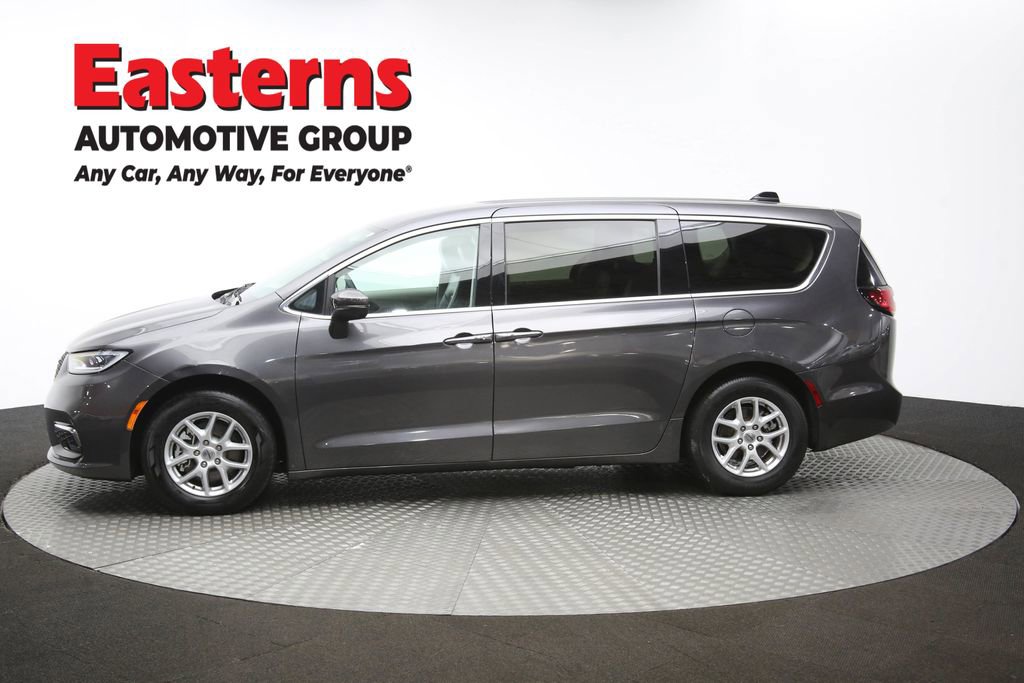 Used 2023 Chrysler Pacifica Touring-L image 60