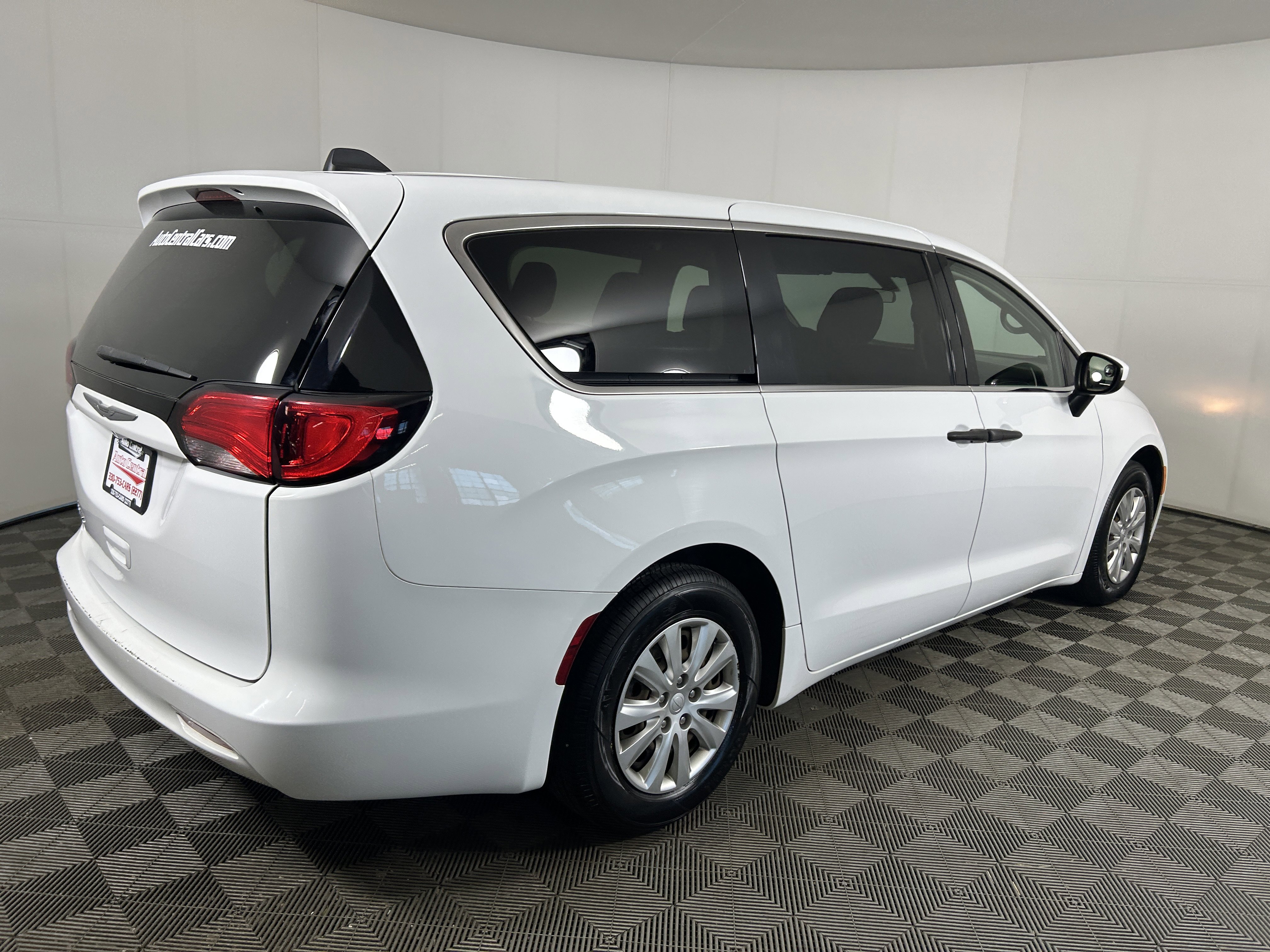 Used 2021 Chrysler Voyager L FWD image 5