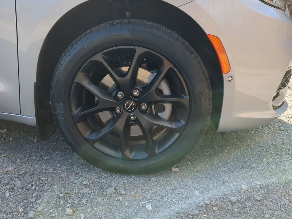 New 2026 Chrysler Pacifica Limited w/ S Appearance Package image 6