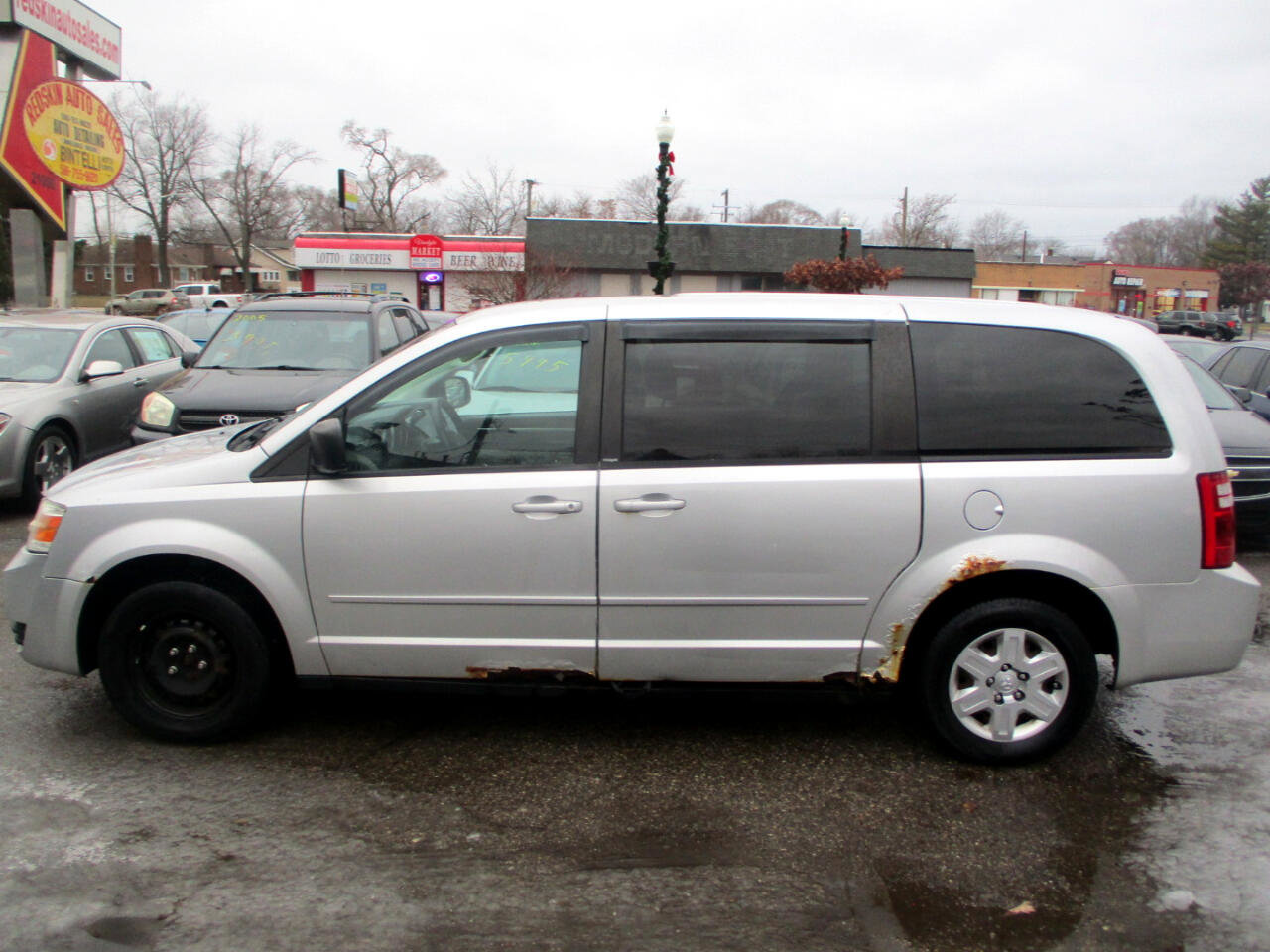 Used 2010 Dodge Grand Caravan SE image 4