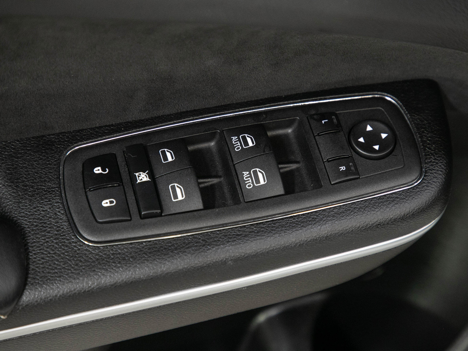 Used 2023 Chrysler 300 C RWD image 22