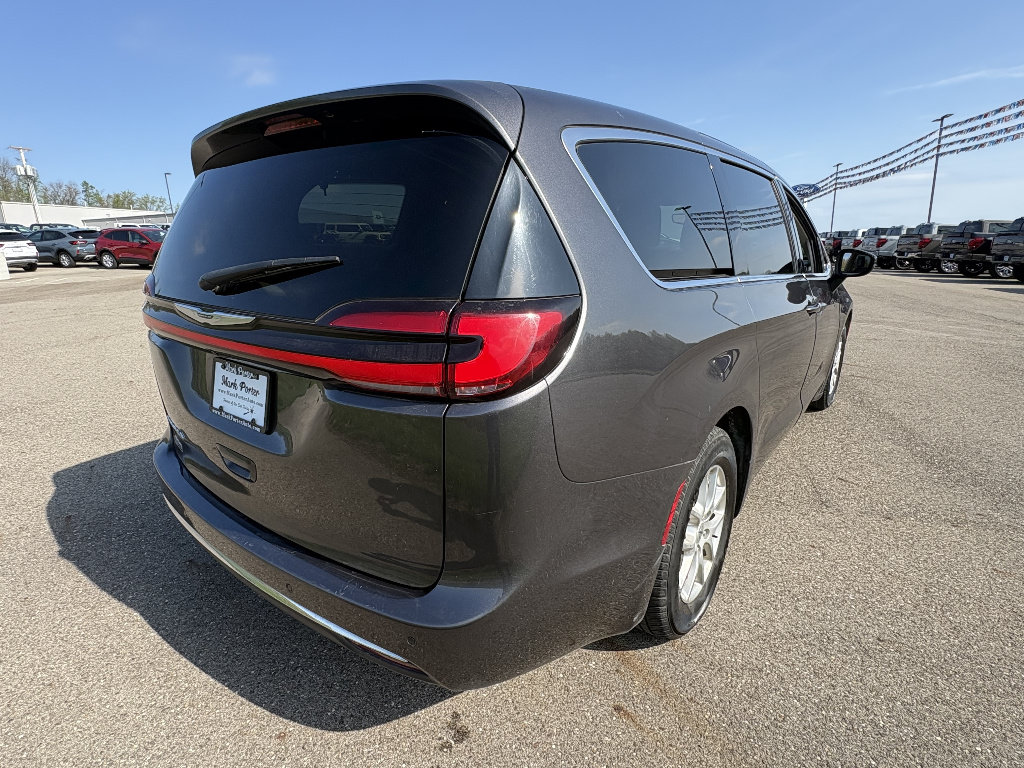 Used 2023 Chrysler Pacifica Touring-L image 5