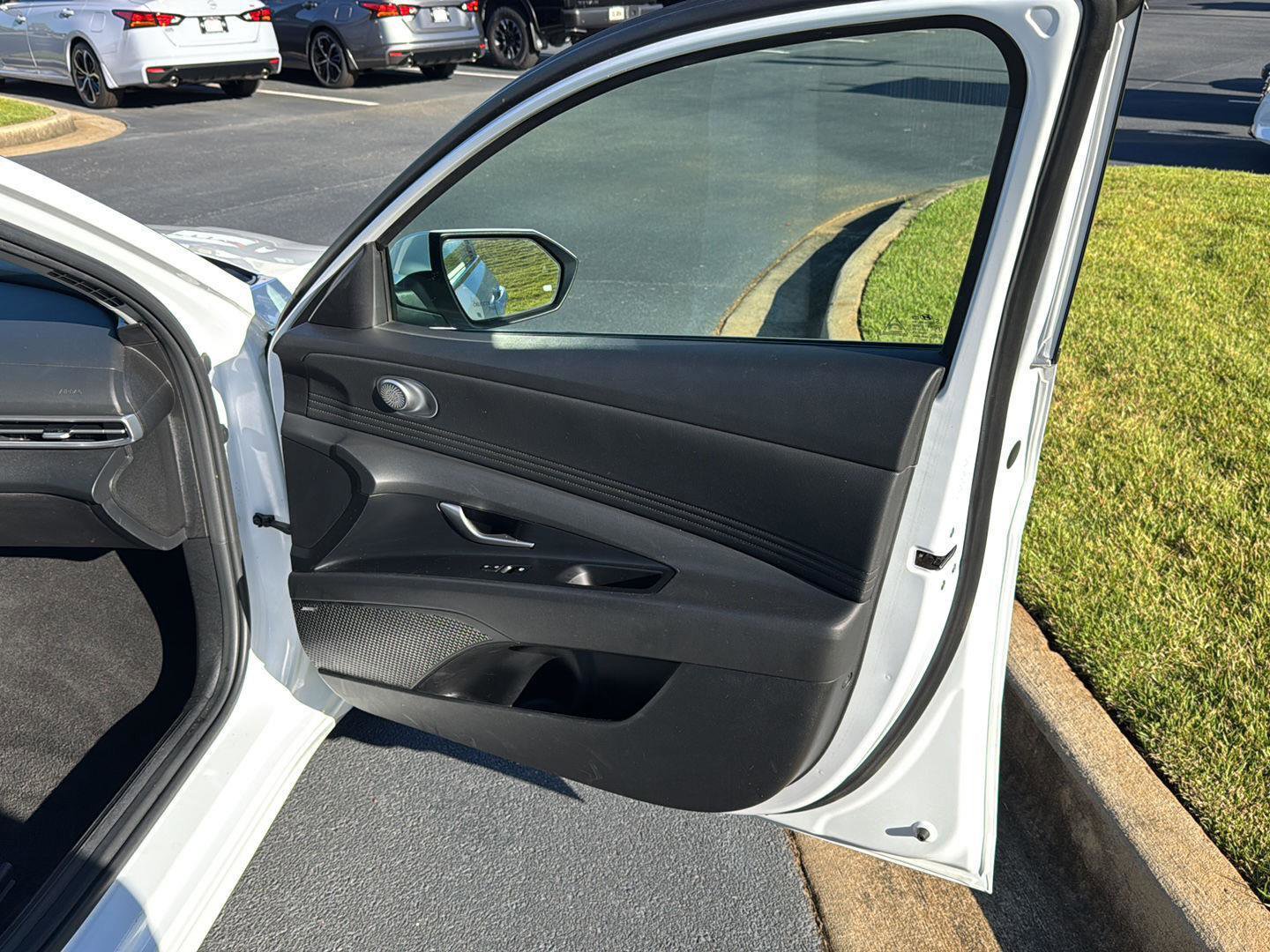 Used 2024 Hyundai Elantra Limited image 12