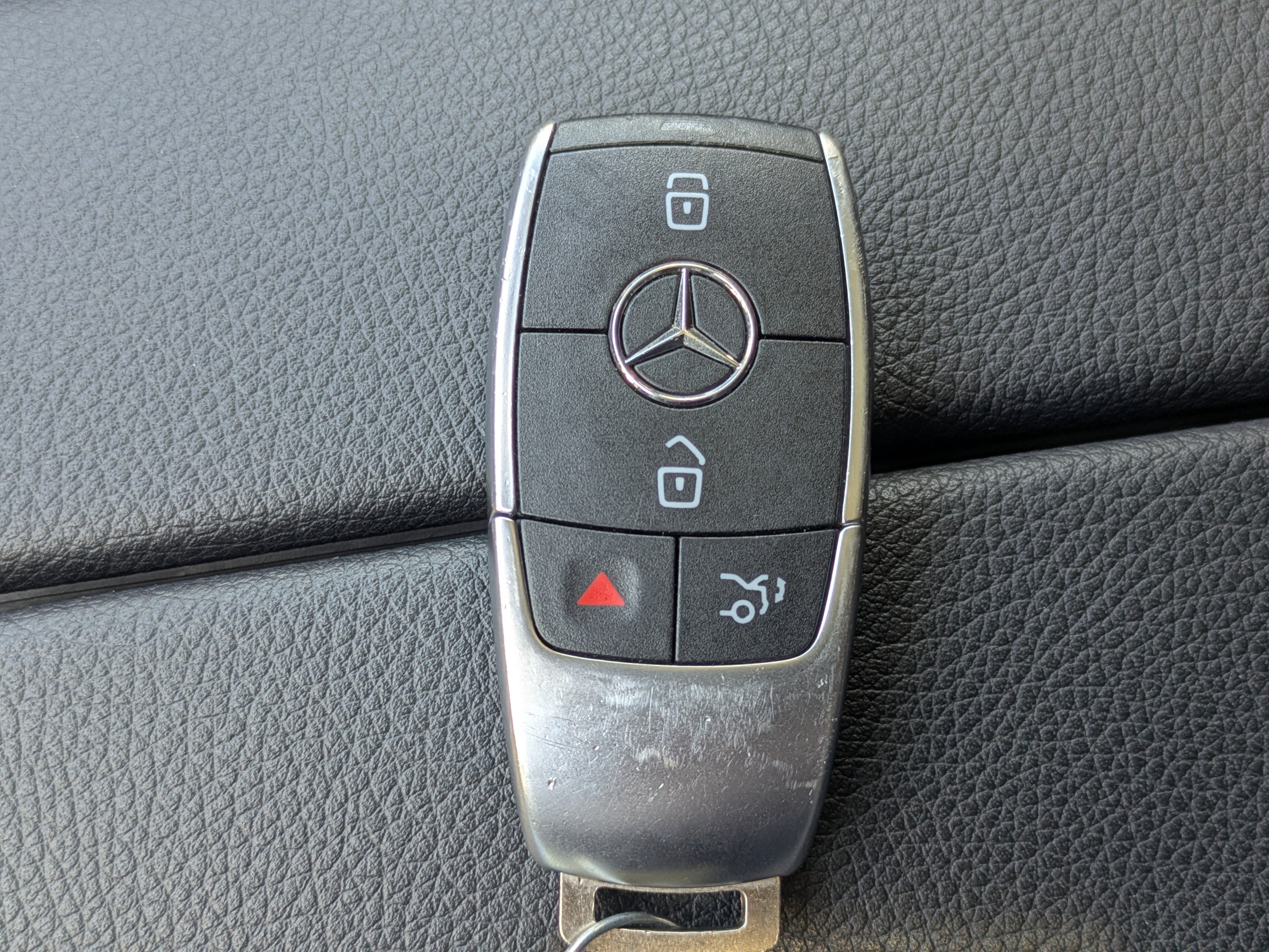 Used 2023 Mercedes-Benz EQB 300 4MATIC image 28
