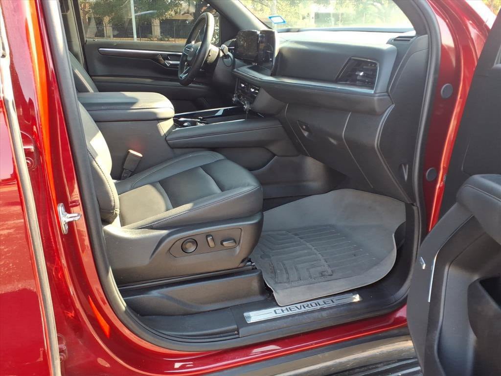 Used 2025 Chevrolet Suburban LT w/ Comfort Package RWD image 23