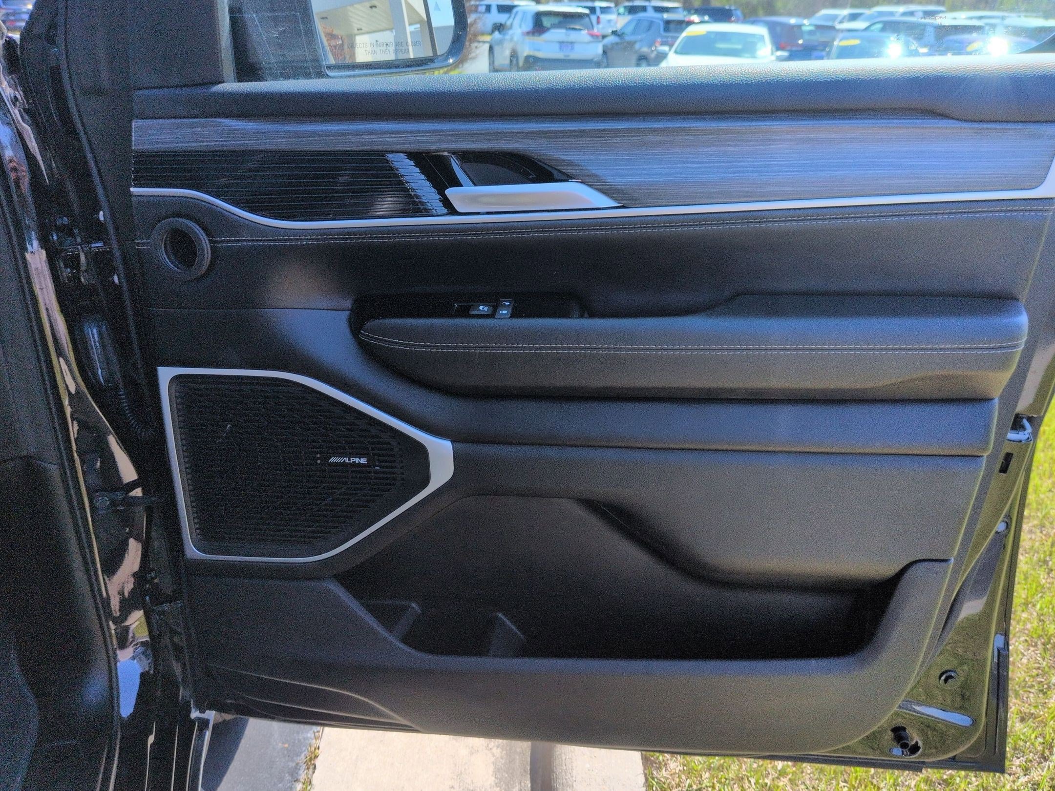 Certified 2024 Jeep Wagoneer L Series II w/ Premium Group I image 25