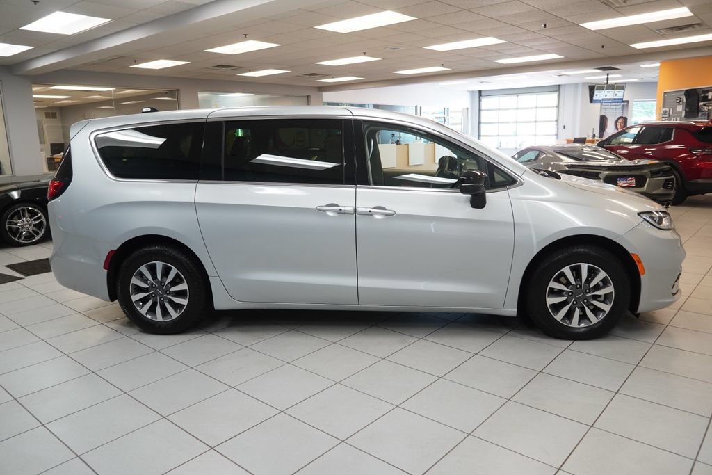Used 2024 Chrysler Pacifica Limited FWD image 13