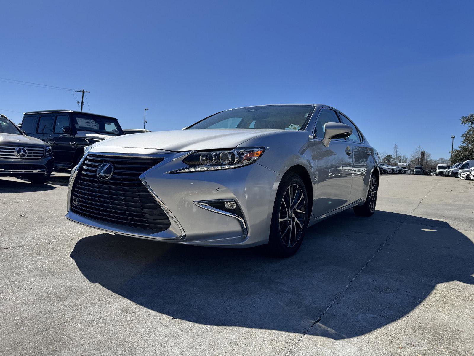 Used 2018 Lexus ES 350 w/ Luxury Package w/Wood Trim image 3