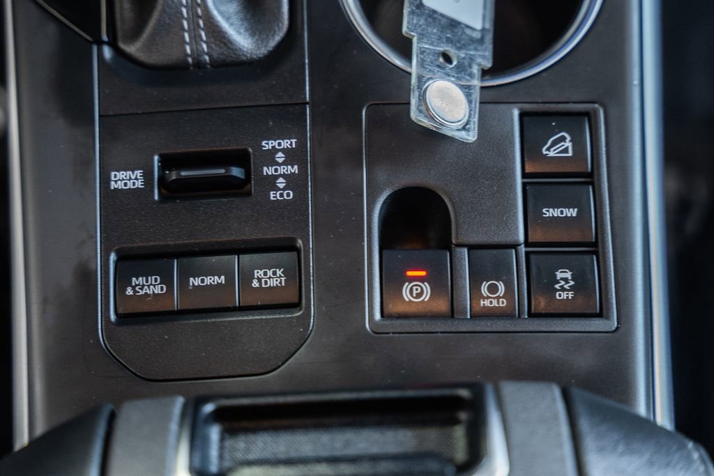 Used 2024 Toyota Highlander XLE AWD/4WD image 19