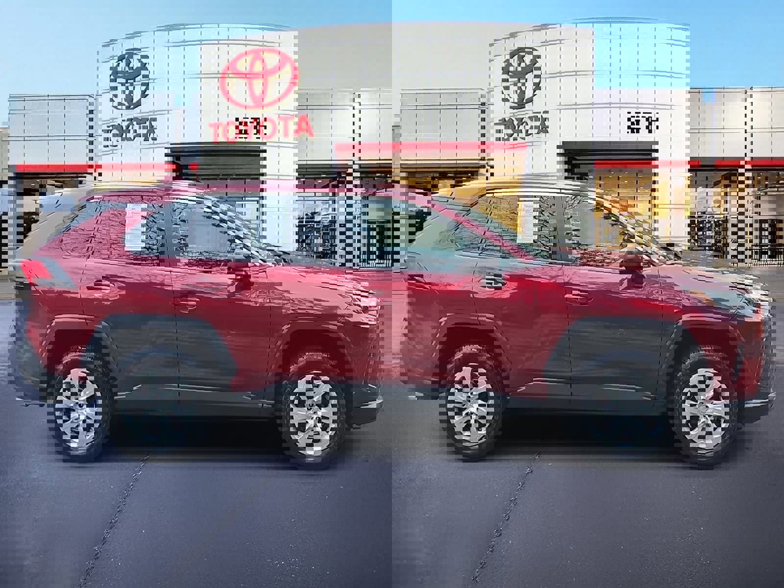 Used 2023 Toyota RAV4 LE image 4
