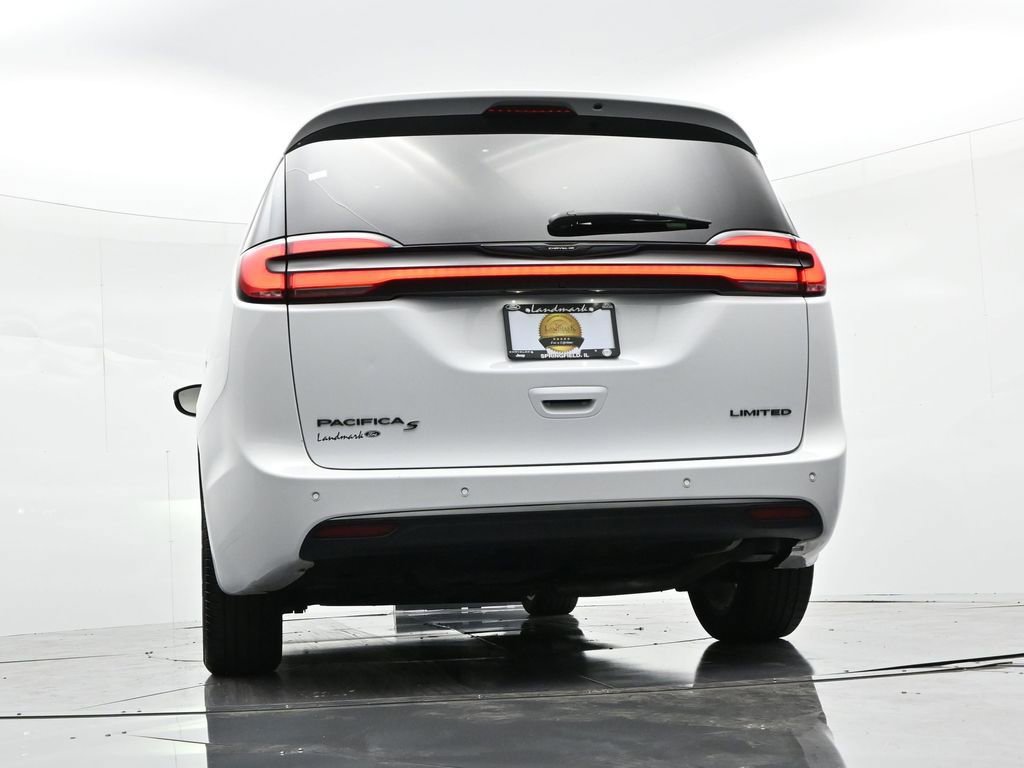 Used 2025 Chrysler Pacifica Limited image 32