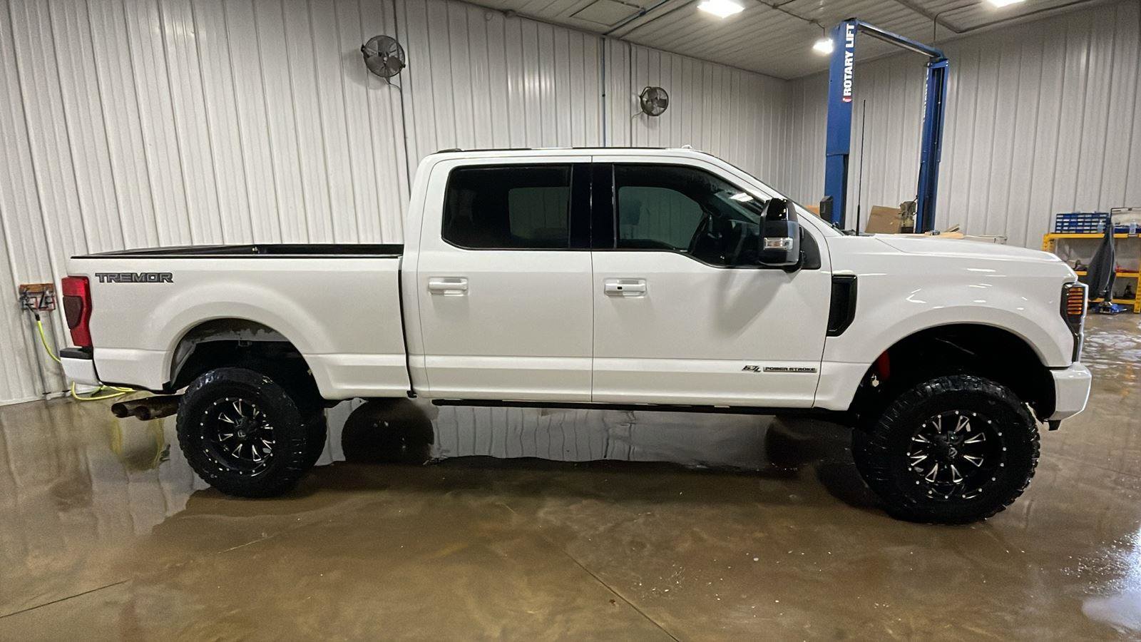 Used 2022 Ford F350 Lariat w/ Black Appearance Package image 5