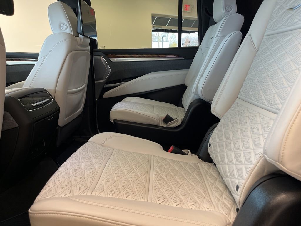 Certified 2025 Cadillac Escalade ESV Premium Luxury Platinum AWD/4WD image 13