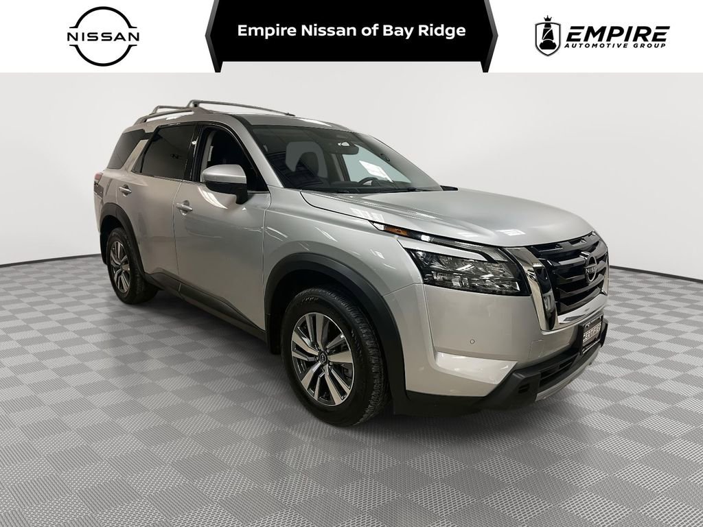 Used 2025 Nissan Pathfinder SL AWD/4WD image 1