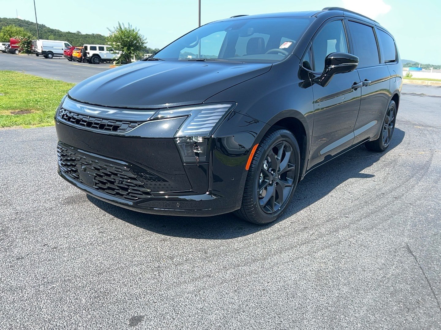 New 2027 Chrysler Pacifica Limited FWD image 1