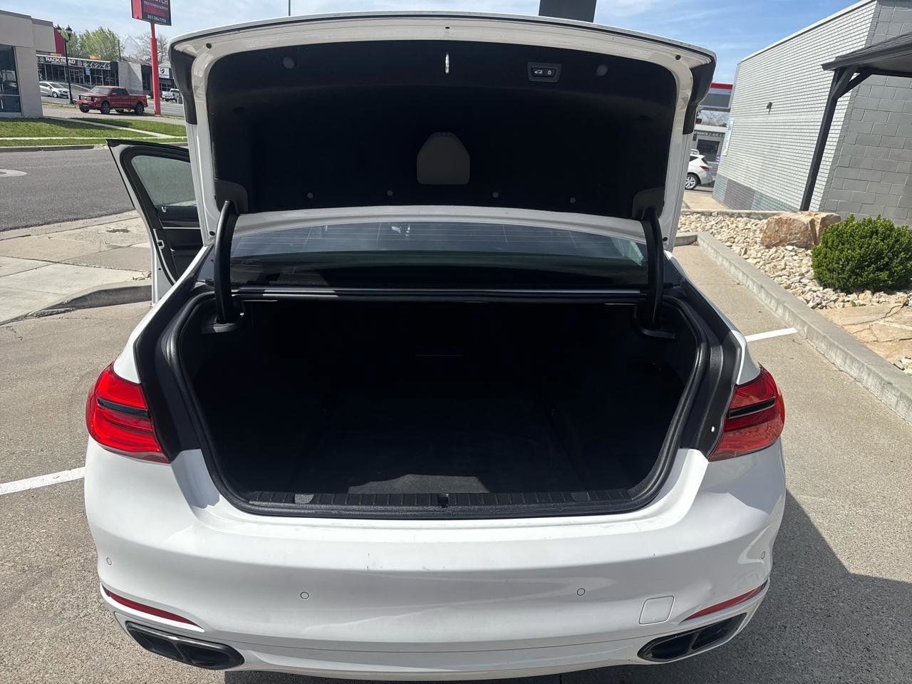 Used 2019 BMW 740i xDrive image 24