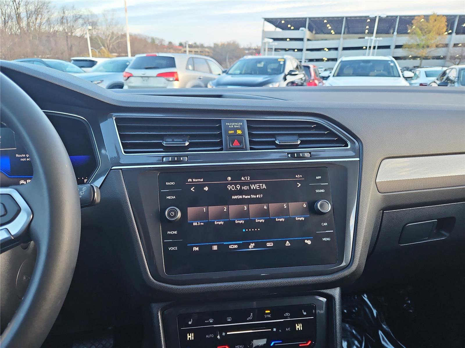 Used 2022 Volkswagen Tiguan SE w/ Panoramic Sunroof Package image 19