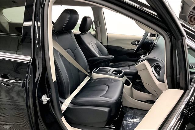 Used 2024 Chrysler Pacifica Touring-L image 8