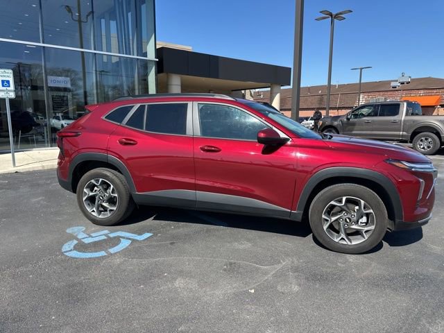 Used 2025 Chevrolet Trax LT w/ LT Convenience Package image 14