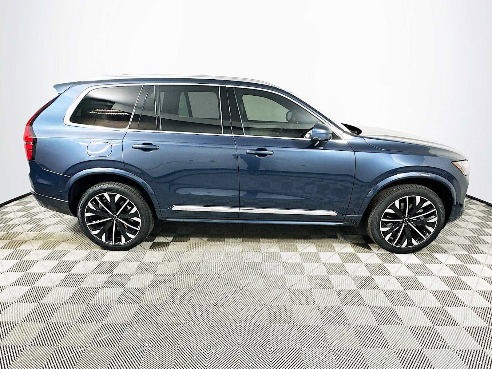 New 2026 Volvo XC90 B6 Plus w/ Protection Package Premier AWD/4WD image 8