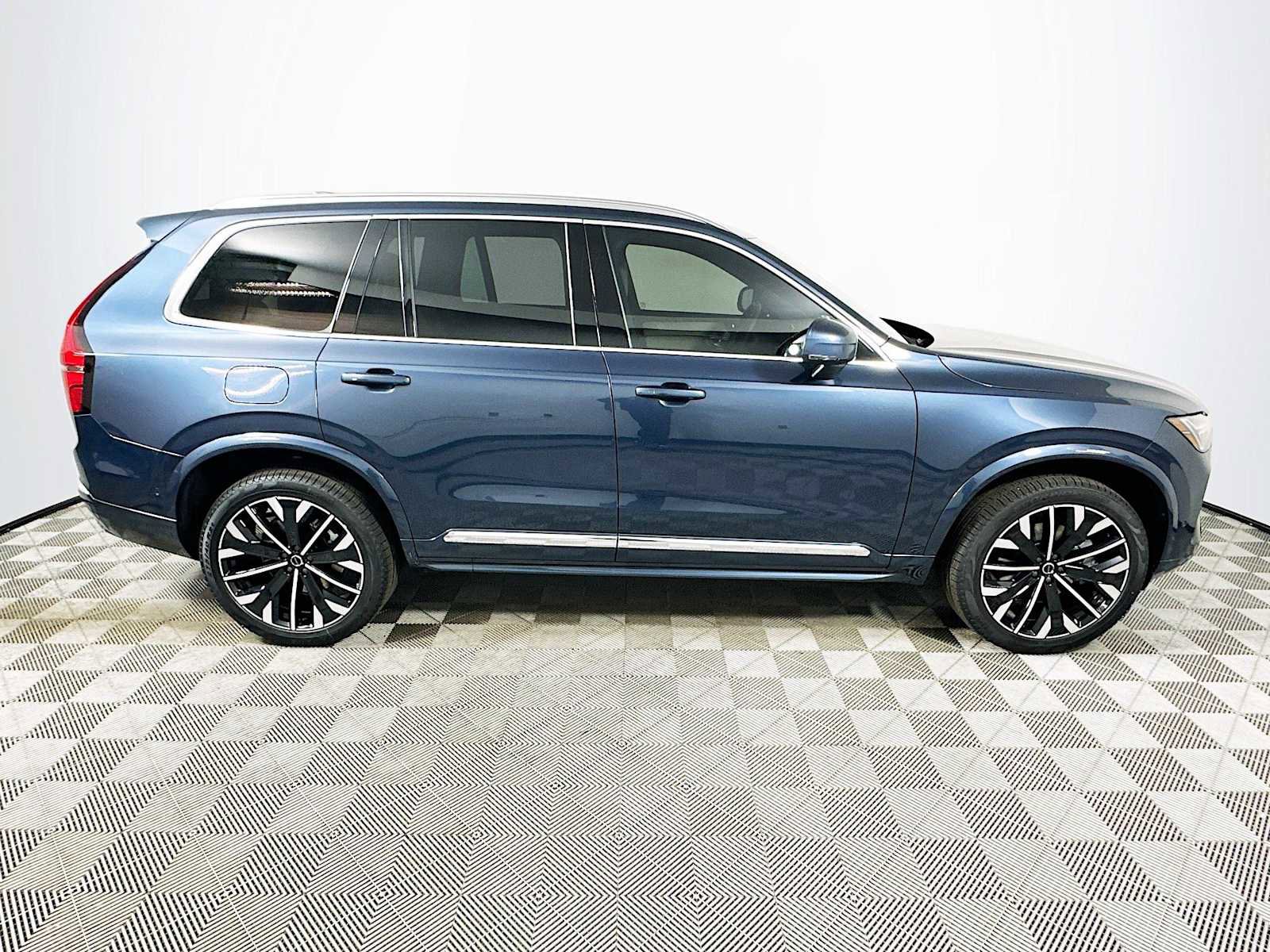 New 2026 Volvo XC90 B6 Plus w/ Protection Package Premier image 8