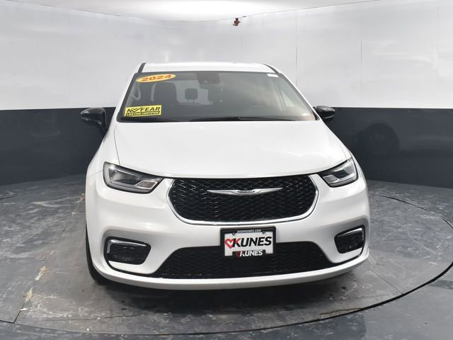 Used 2024 Chrysler Pacifica Select image 2