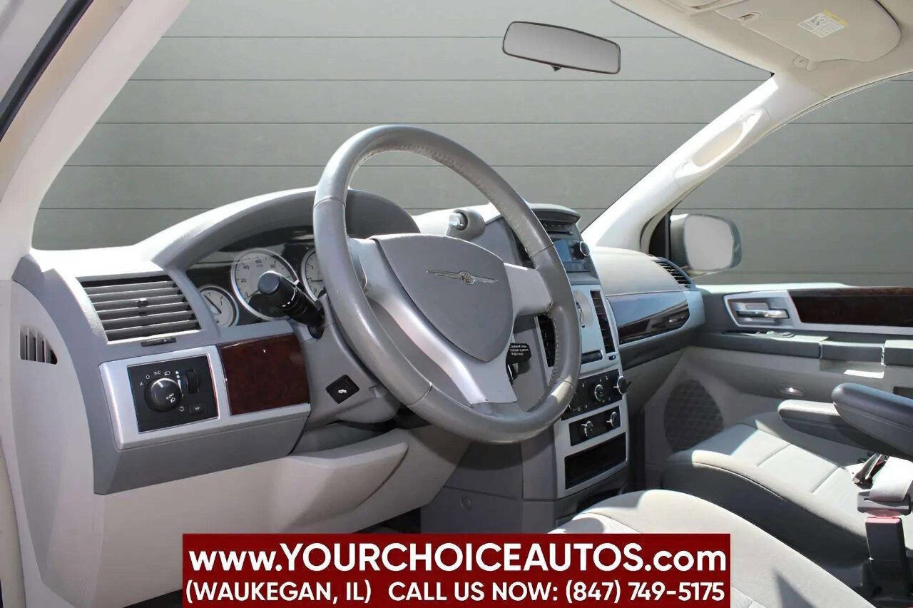 Used 2010 Chrysler Town & Country Touring image 18
